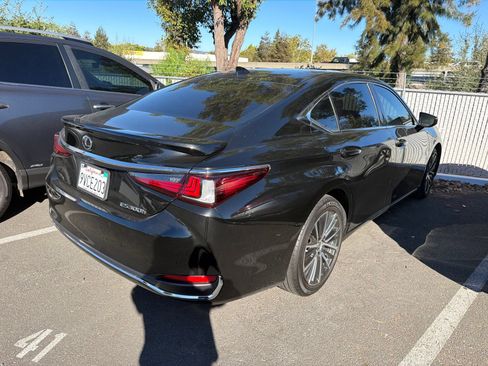 Used 2025 Lexus ES 300h w/ Premium Package FWD image 3