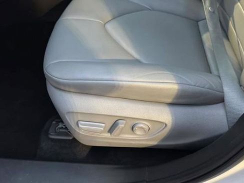 Used 2022 Toyota Highlander XLE AWD/4WD image 9