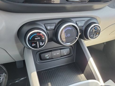 Certified 2025 Hyundai Venue SEL FWD image 24