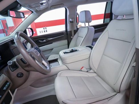 Used 2023 GMC Yukon XL Denali image 12