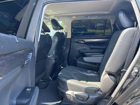 Used 2021 Toyota Highlander Platinum AWD/4WD image 18