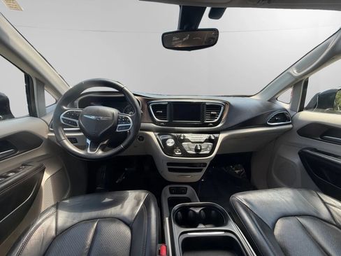 Used 2018 Chrysler Pacifica Touring-L FWD image 11