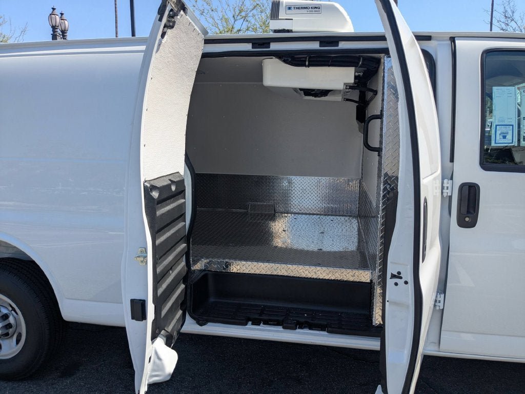 Used 2026 GMC Savana 3500 Extended w/ Driver Convenience Package RWD image 16