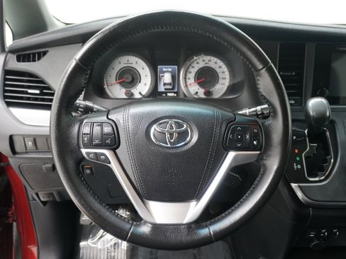Used 2016 Toyota Sienna SE FWD image 19