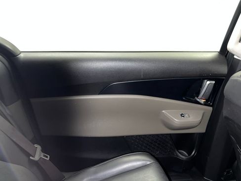 Used 2025 Kia Carnival FWD image 40