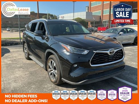 Used 2022 Toyota Highlander XLE AWD/4WD image 1