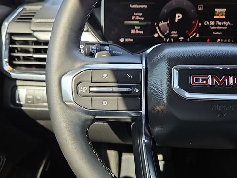 Used 2025 GMC Acadia Elevation w/ Elevation Premium Package FWD image 18