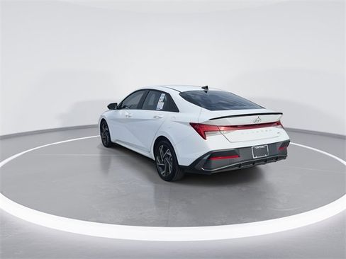 Certified 2025 Hyundai Elantra SEL image 6