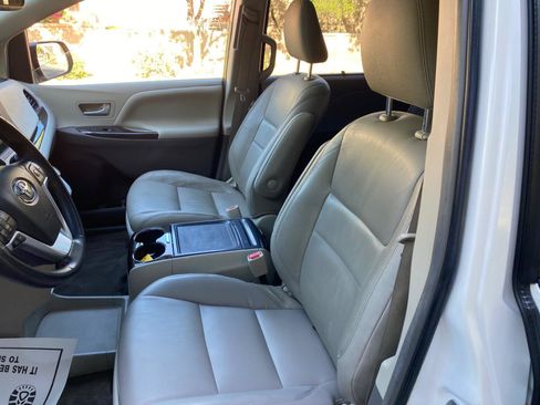 Used 2015 Toyota Sienna XLE Premium FWD image 27