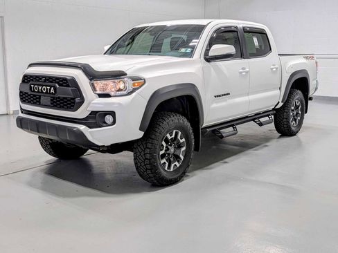 Used 2022 Toyota Tacoma TRD Off-Road image 1