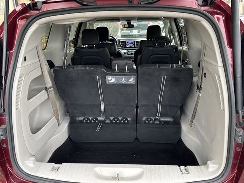 Used 2019 Chrysler Pacifica Touring-L image 13