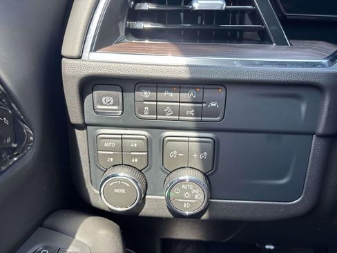 Used 2026 Chevrolet Tahoe Z71 w/ Comfort Package AWD/4WD image 33