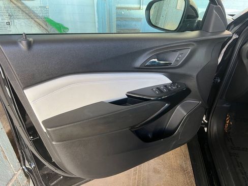Used 2025 Chevrolet Trax LT w/ LT Convenience Package FWD image 18