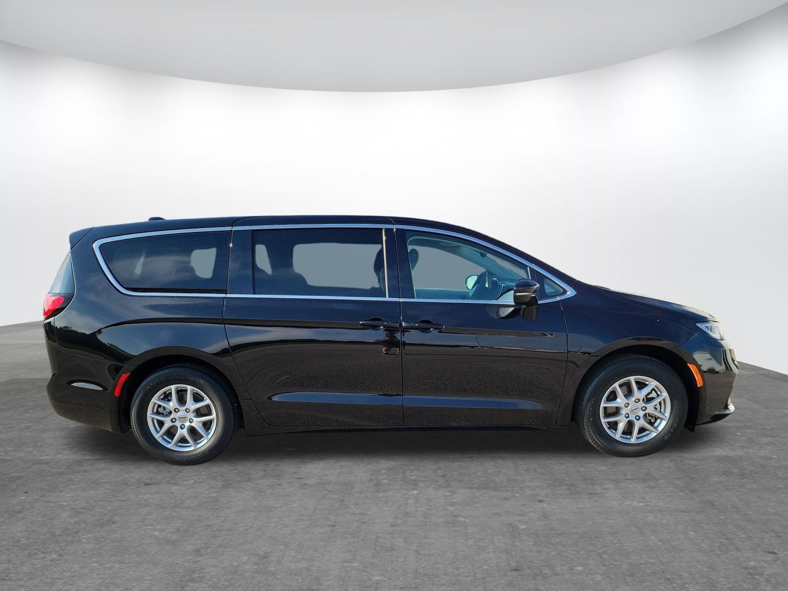 Used 2024 Chrysler Pacifica Touring-L FWD image 4