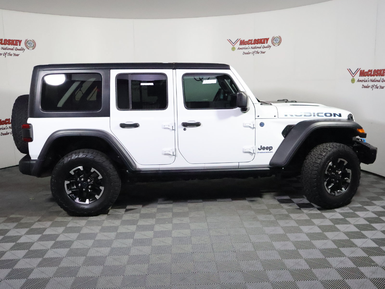 Used 2024 Jeep Wrangler Unlimited Rubicon 4xe w/ Capability Package AWD/4WD image 3