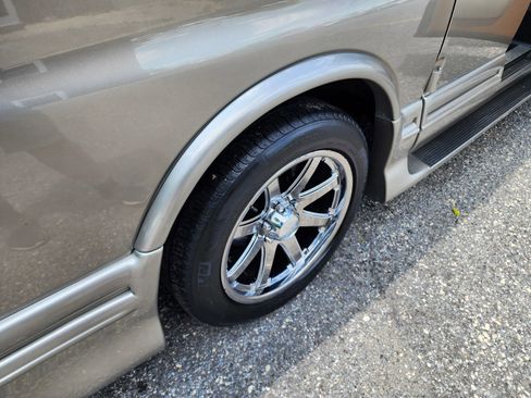 Used 2014 GMC Savana 1500 AWD image 4