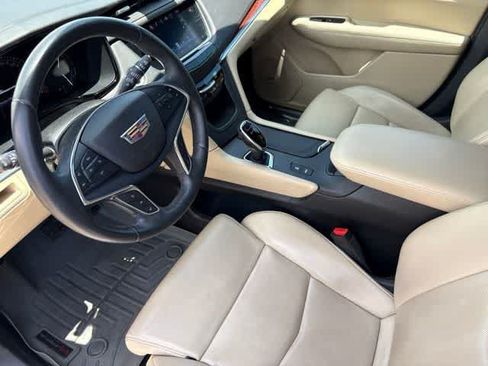 Used 2017 Cadillac XT5 Premium Luxury FWD image 9