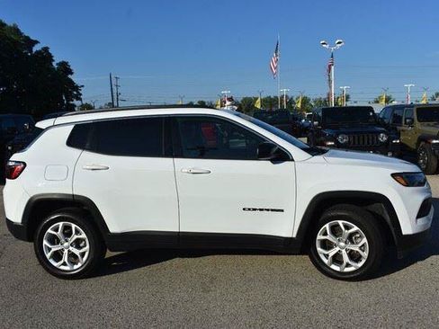 Used 2024 Jeep Compass Latitude AWD/4WD image 9