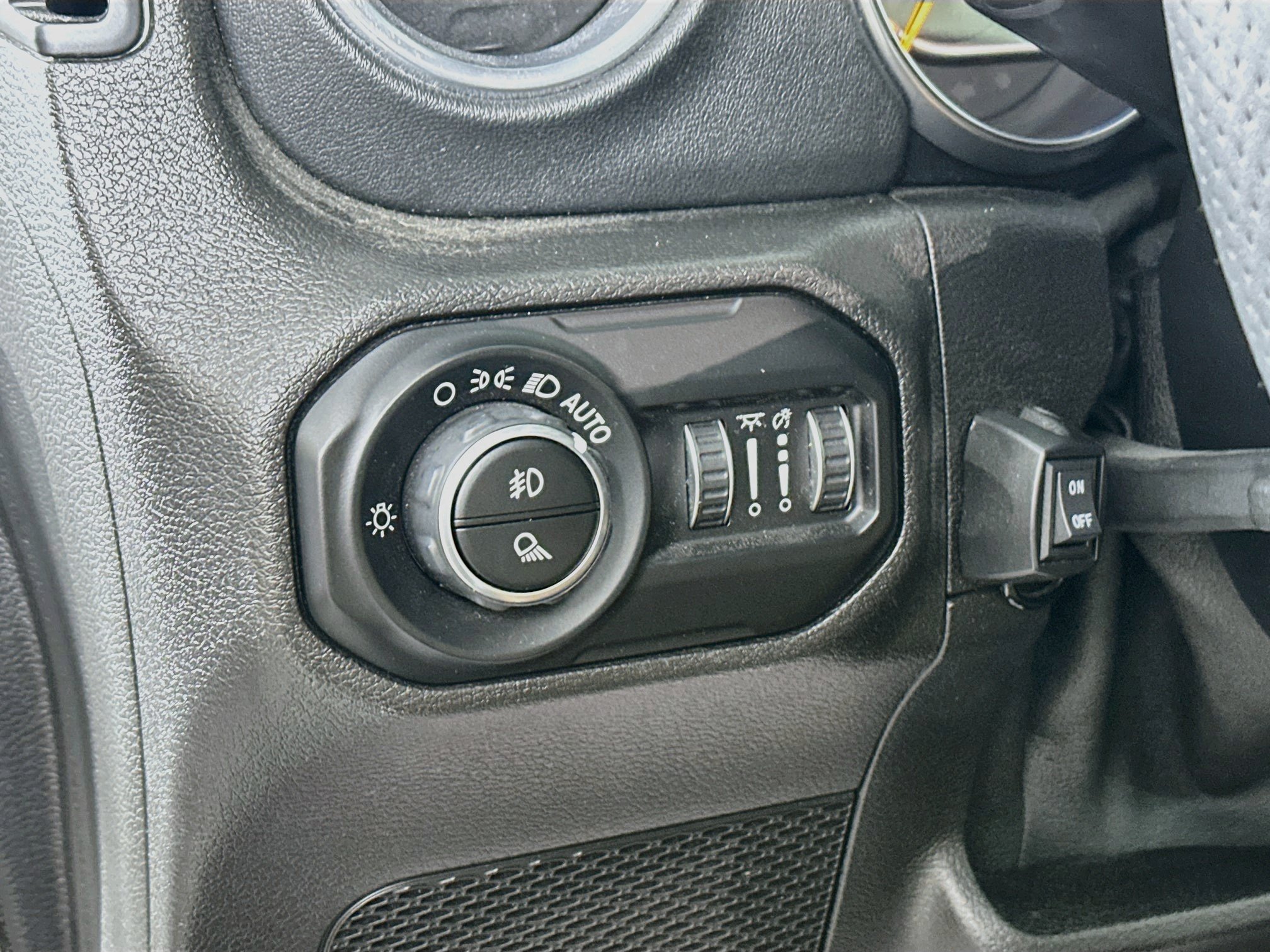Used 2020 Jeep Gladiator Overland AWD/4WD image 10