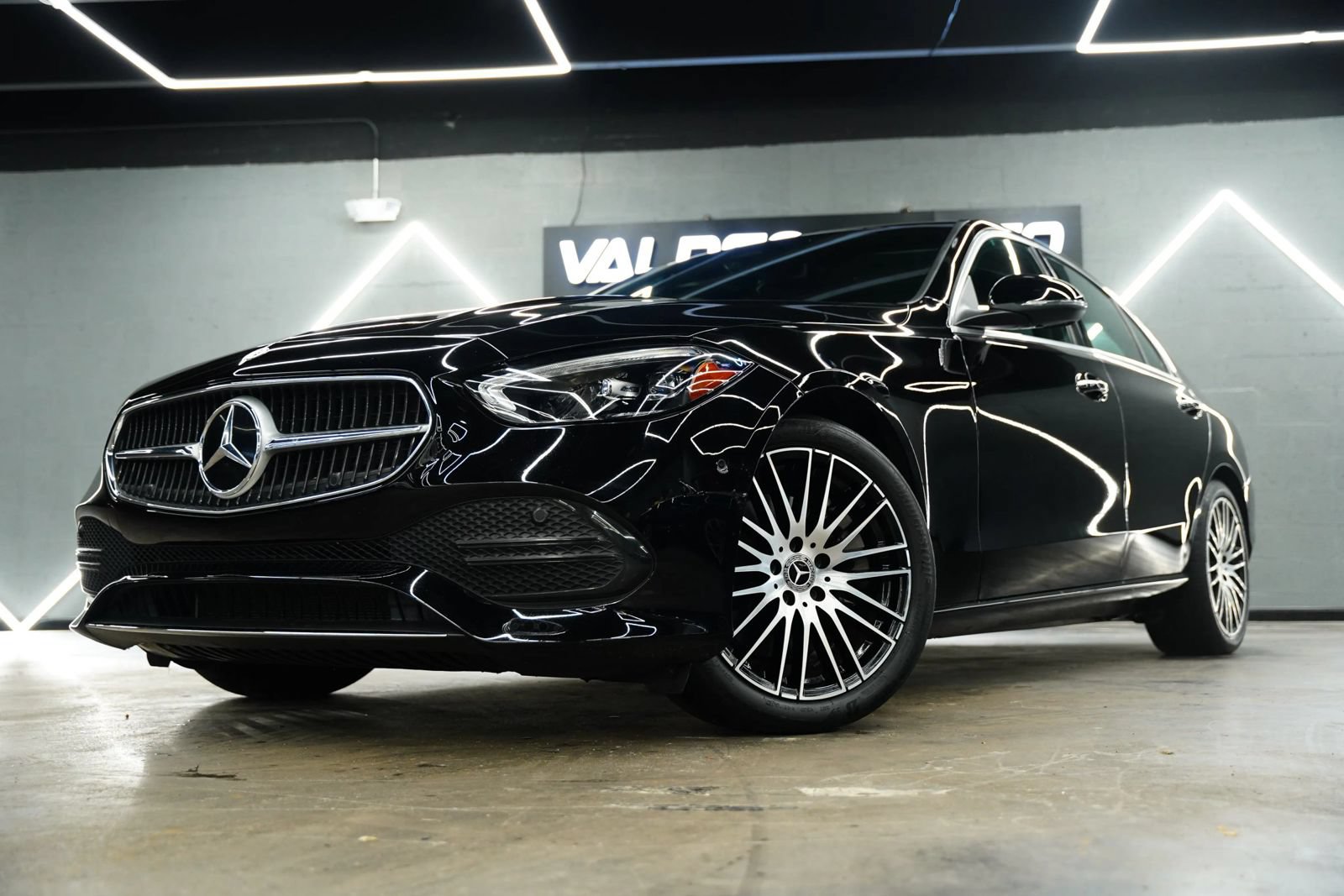 Used 2024 Mercedes-Benz C 300 4MATIC Sedan image 2