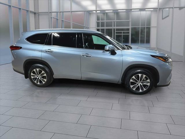 Certified 2022 Toyota Highlander XLE AWD/4WD image 2