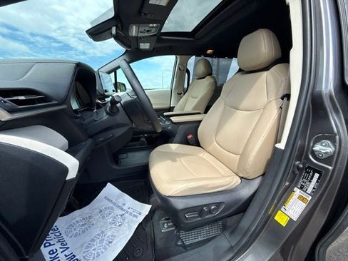 Used 2023 Toyota Sienna XLE FWD image 22