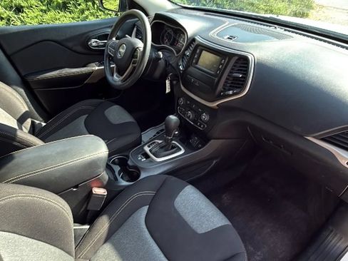 Used 2018 Jeep Cherokee Latitude w/ Safety Group AWD/4WD image 28