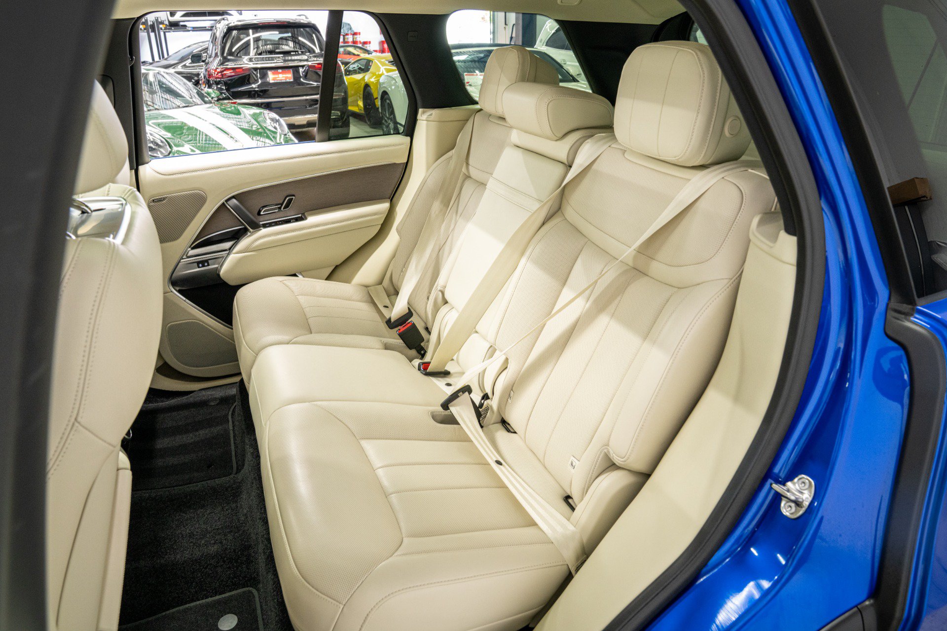 Used 2025 Land Rover Range Rover SE AWD/4WD image 15