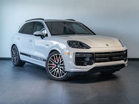Certified 2025 Porsche Cayenne Turbo AWD/4WD image 9