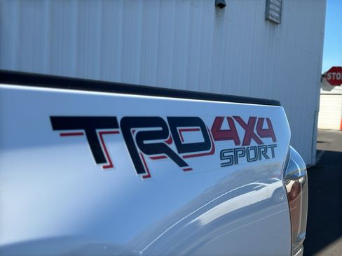 Used 2020 Toyota Tacoma TRD Sport w/ Technology Package AWD/4WD image 9