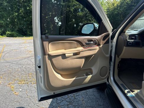 Used 2012 Chevrolet Avalanche LTZ image 16