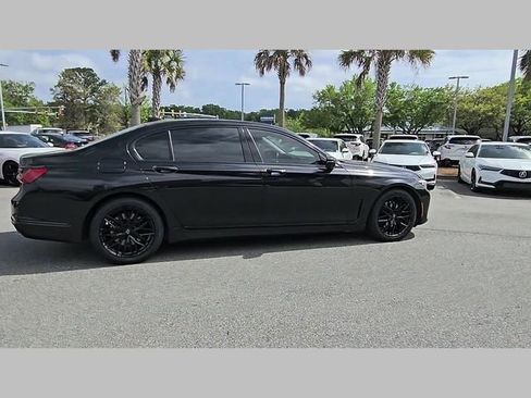 Used 2022 BMW 740i w/ Premium Package image 27