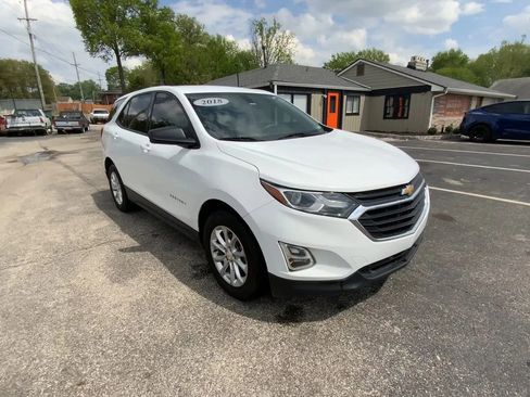 Used 2018 Chevrolet Equinox LS FWD image 2