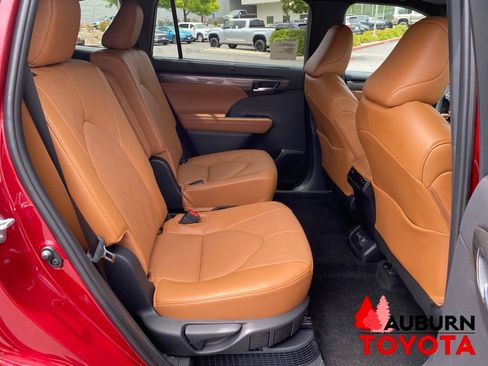 New 2026 Toyota Highlander Platinum AWD/4WD image 14
