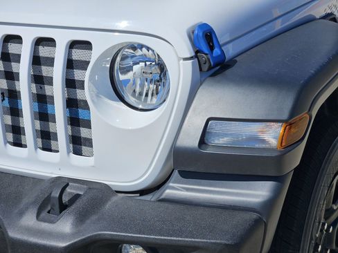 Used 2020 Jeep Gladiator Sport AWD/4WD image 10