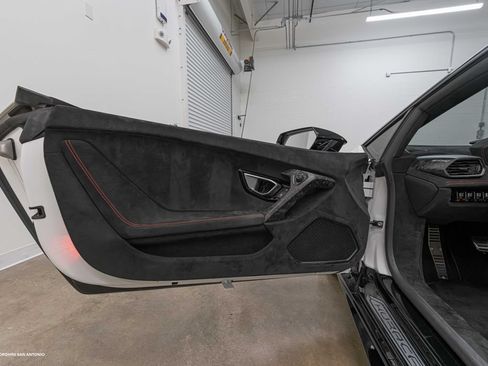 Used 2019 Lamborghini Huracan Performante AWD/4WD image 35