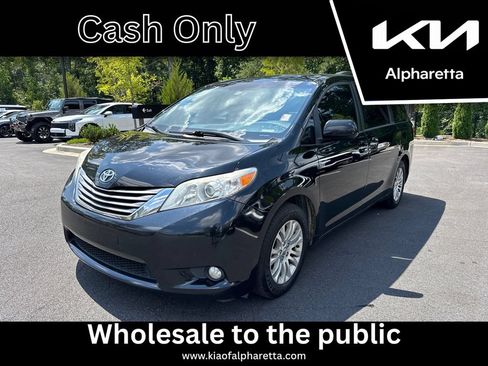 Used 2017 Toyota Sienna XLE w/ XLE Navigation Package FWD image 3