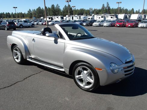 Used 2004 Chevrolet SSR w/ Preferred Equipment Group RWD image 15
