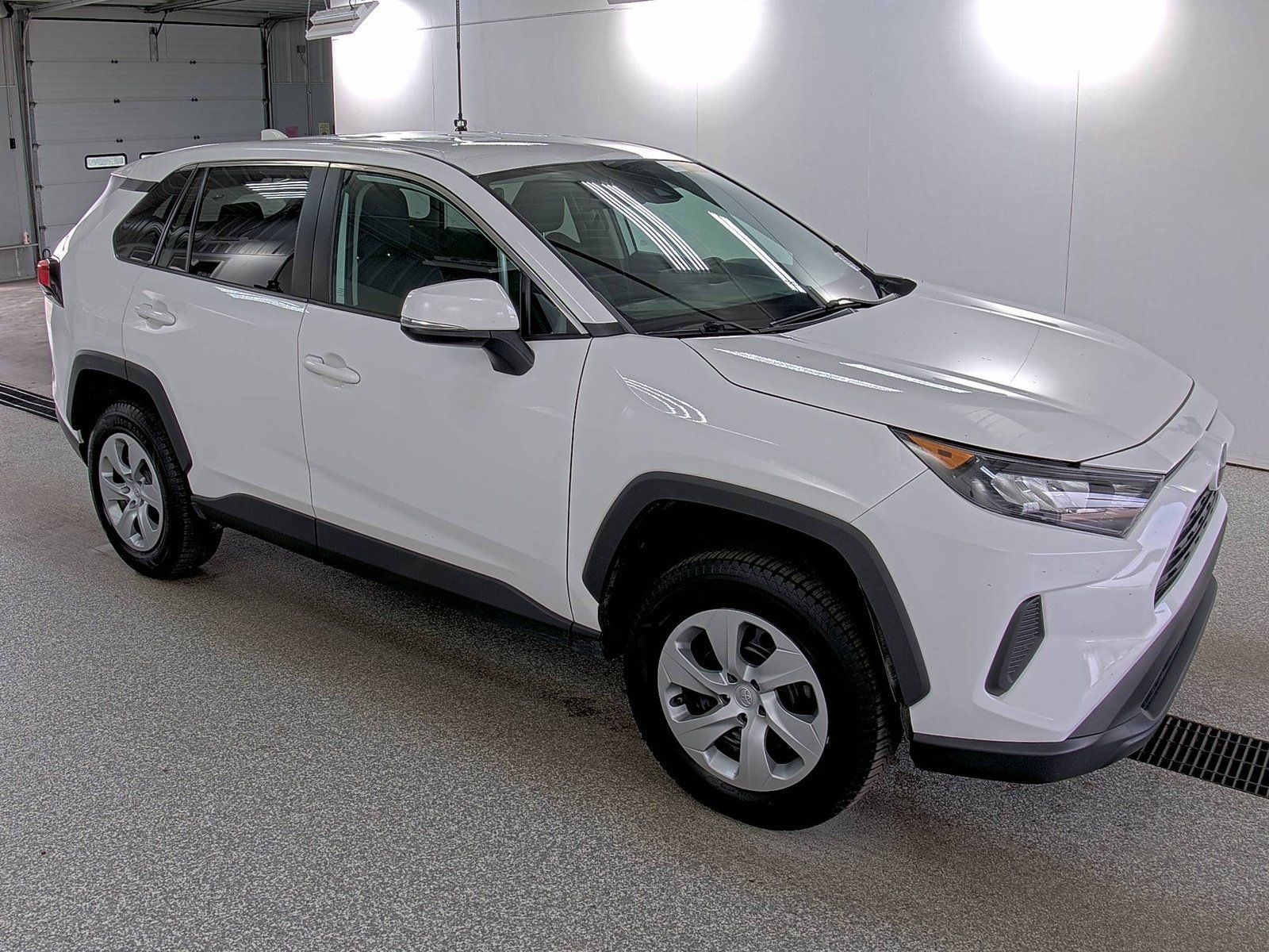 Used 2022 Toyota RAV4 LE AWD/4WD image 5