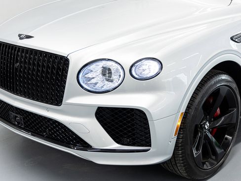 Used 2025 Bentley Bentayga image 13