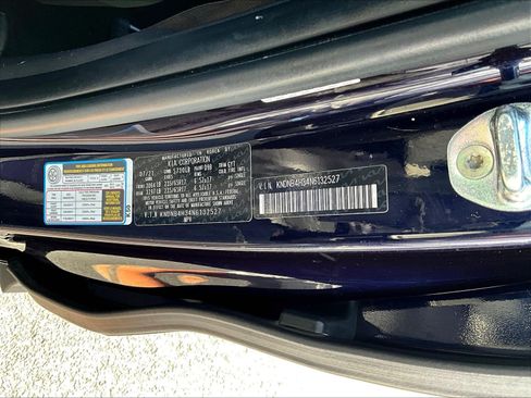 Used 2022 Kia Carnival LX FWD image 19