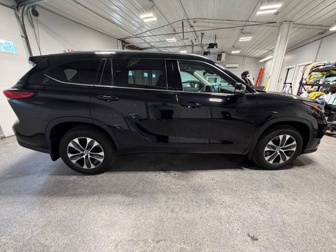 Used 2021 Toyota Highlander XLE AWD/4WD image 4
