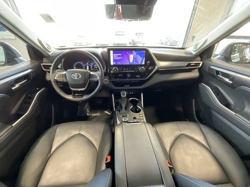 Used 2024 Toyota Highlander Platinum image 8