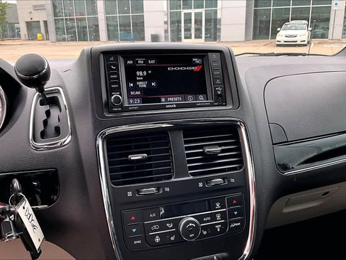 Used 2016 Dodge Grand Caravan SXT FWD image 30