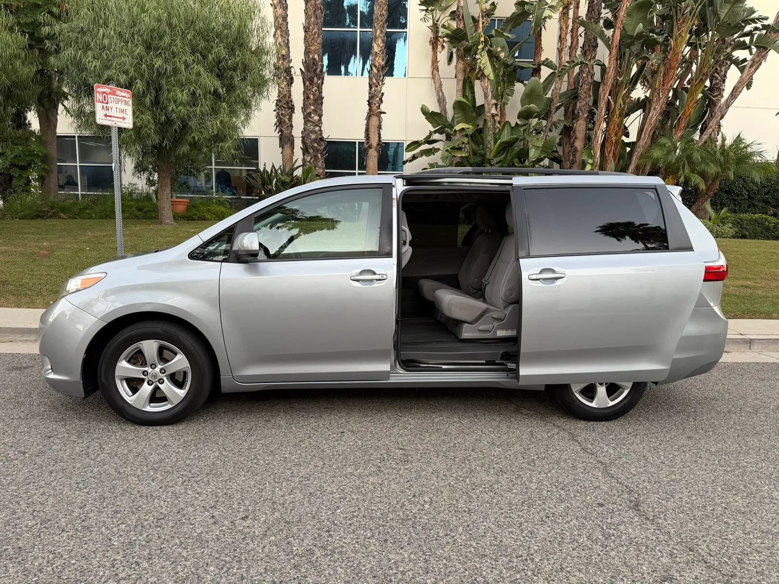 Used 2017 Toyota Sienna LE FWD image 22