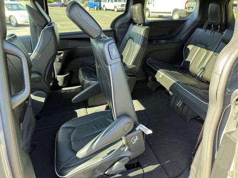 Used 2025 Chrysler Pacifica Limited FWD image 15