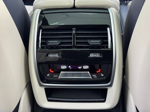 Used 2021 BMW X7 M50i w/ Dynamic Handling Package image 40