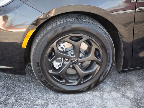 Used 2023 Chrysler Pacifica Limited w/ S Appearance Package image 9