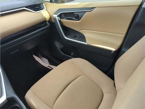 Used 2019 Toyota RAV4 LE image 18