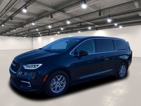 Used 2023 Chrysler Pacifica Touring-L FWD image 3